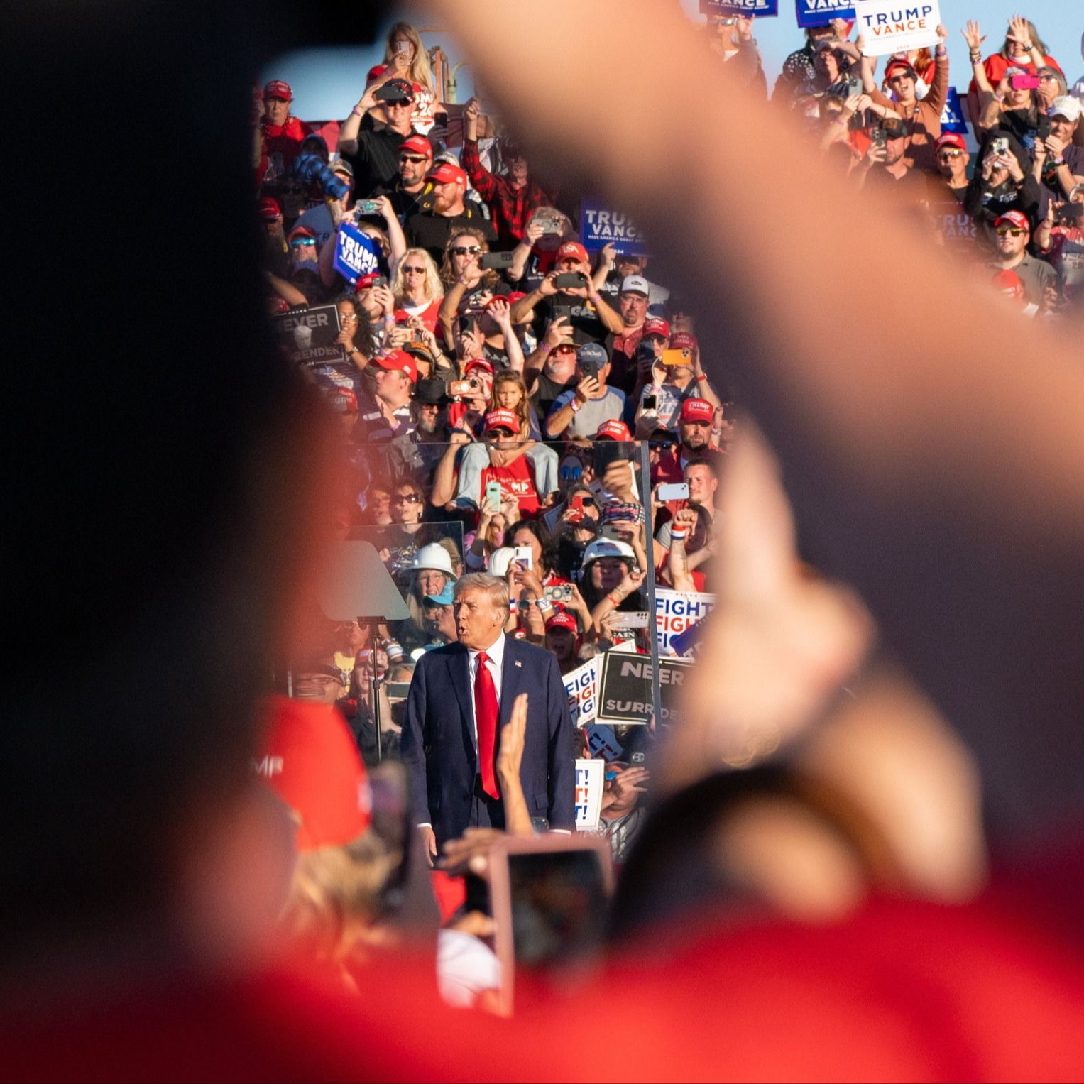 View between the heads of spectators of唐纳德•特朗普as he speaks at a rally